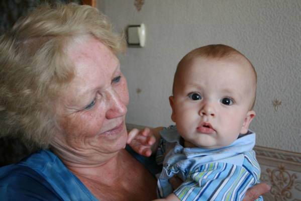 Оплатят ли бабушке больничный по болезни внуков?
