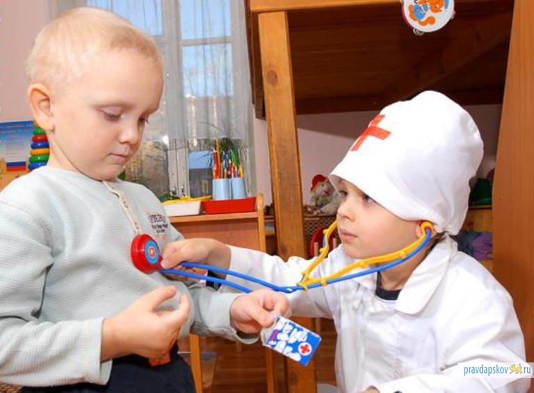 Оплатят ли бабушке больничный по болезни внуков?